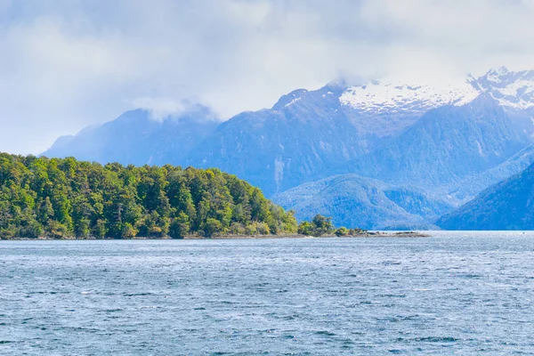 Cênico mal-humorado Lago Manapouri — Fotografia de Stock