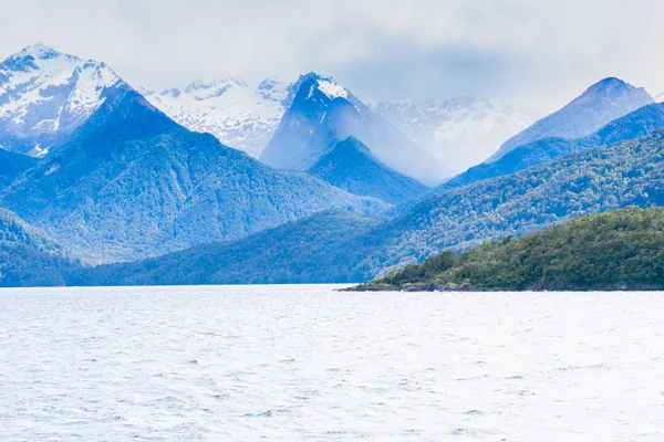 Schilderachtige humeurig Lake Manapouri — Stockfoto