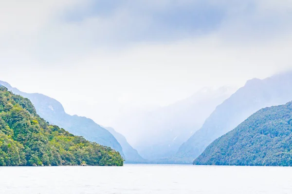 Cênico mal-humorado Lago Manapouri — Fotografia de Stock