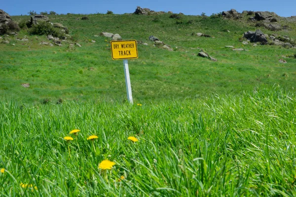 Hinweisschild mitten auf Ackerland — Stockfoto