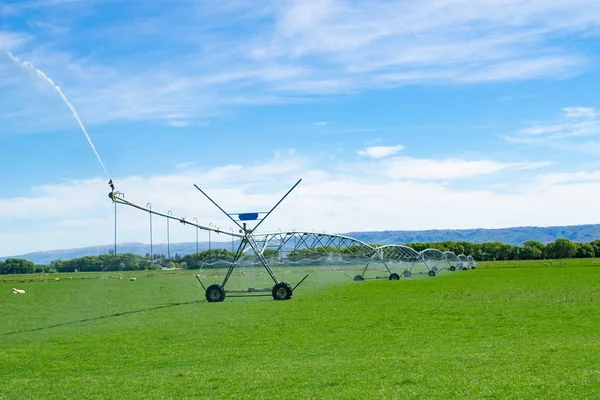Système d'irrigation en cours d'exécution sur une ferme dans le centre d'Otago , — Photo