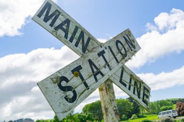 Eski demiryolu geçiş işareti