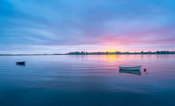 Stunning sunrise over calm bay — Stock Photo, Image