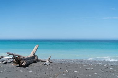Taşlı kumsalın deniz ve mavi gökyüzü manzara arka plan im olarak
