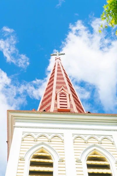 Arkitektoniska detaljer på slående rosa kyrka klockstapel — Stockfoto