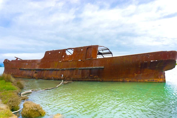 Растерзанный ржавый корпус старого корабля "Уэверли" — стоковое фото