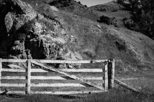 Porta de fazenda de madeira velha — Fotografia de Stock