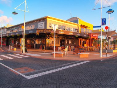 Köşedeki pub ile Tauranga sokak Kavşak