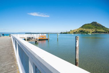 Salisbury Wharf Simgesel Yapı Mount Maunga ile uzun beyaz korkuluk