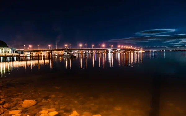 Tauranga-Hafenbrücke beleuchtete Straßenlaternen — Stockfoto