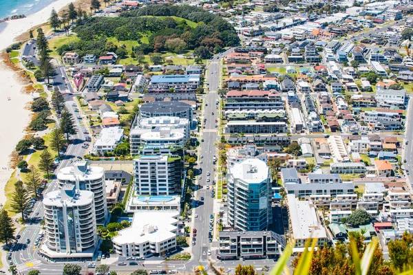 Uitzicht vanaf de top van de berg Maunganui naar straten en appartement te bouwen — Stockfoto