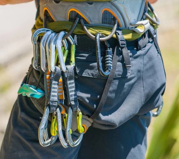 Alpinisme veiligheidsuitrusting opknoping op harnas — Stockfoto