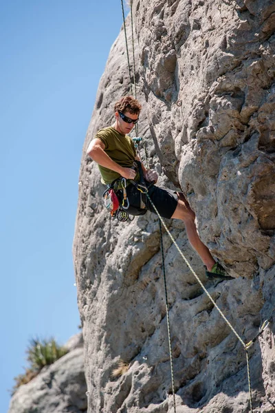 Jovem pessoa aventureira escalada — Fotografia de Stock