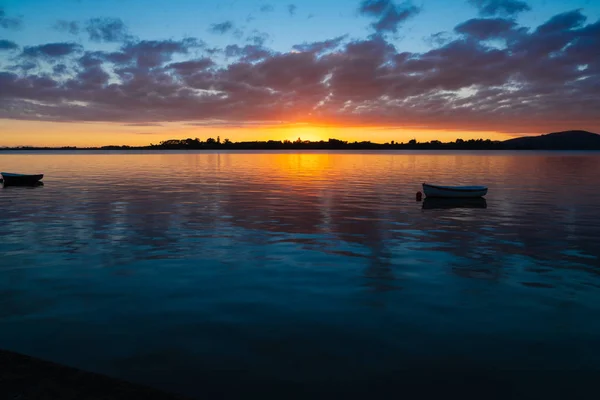 Bewölkt dunkel intensiver Sonnenaufgang — Stockfoto