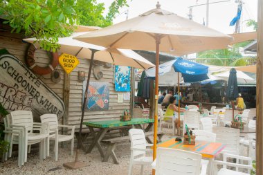Eski iskele şimdi denize yakın Schooner Wharf Bar döken 