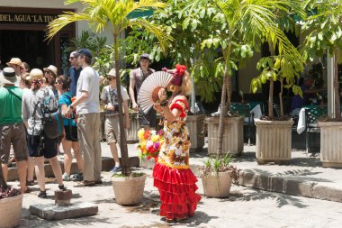 Renkli Ispanyol esintili kostümlü Küba kadınları, Havana, Küba