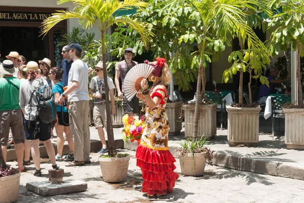 Cuban women in colorful Spanish-inspired costumes, Havana, Cuba — Stock Photo, Image