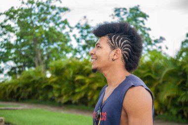 Sanatsal saç modeli ile hip Afro Küba adam.