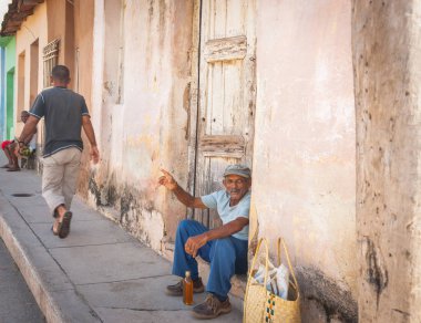 Eski adam içinde Cap oturur üzerinde onun kapı üzerinde patika 