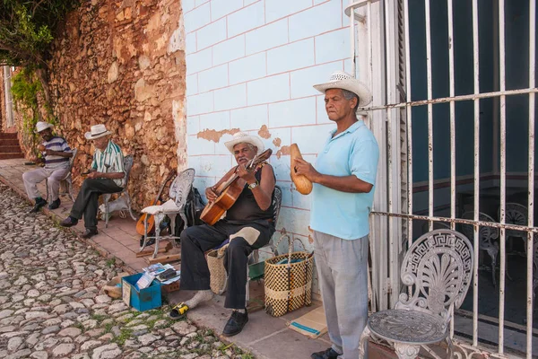 Músicos en la calle del pueblo —  Fotos de Stock