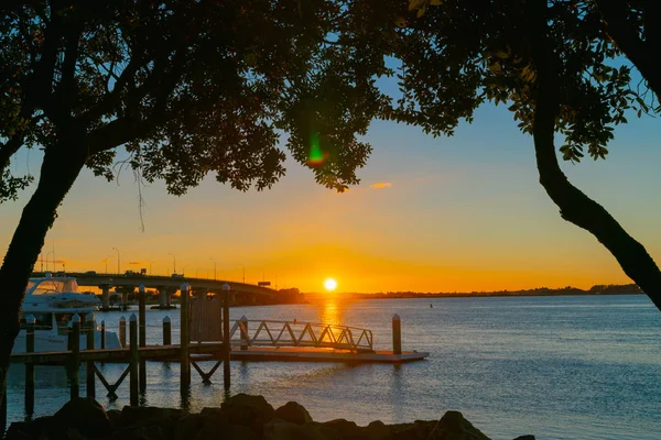 Восход солнца светит над гаванью — стоковое фото