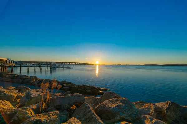 El amanecer brilla a través del puerto — Foto de Stock