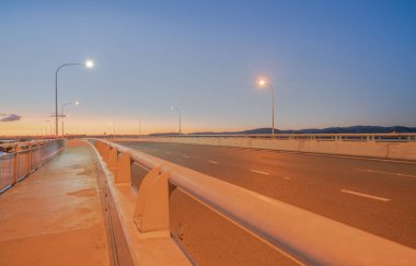 Yol ve yaya ile Tauranga Harbour Köprüsü ulaşım güzergahı