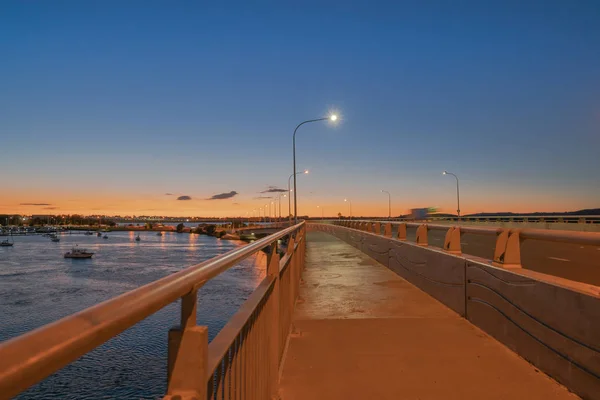 Tauranga Hafenbrücke Transportweg mit Straße und Fußgänger — Stockfoto