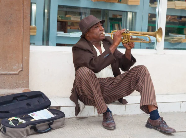 Musica di strada, musicista cubano che suona la tromba all'Avana Vecchia . — Foto Stock