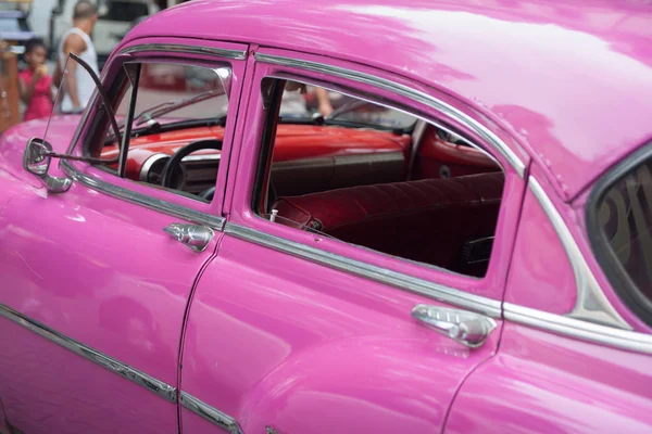 明るいピンクのアメリカのクラシックカークローズアップ — ストック写真