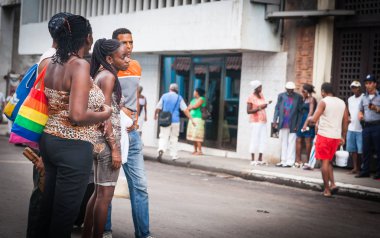 Şehir caddesinde Afrikalı genç yetişkinler grubu.