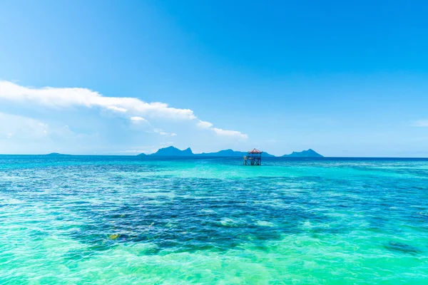 Tropisk bakgrund turkos hav och blå himmel — Stockfoto