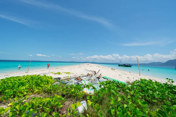 Pile di bottiglie di plastica monouso e altri su altrimenti pristi — Foto Stock