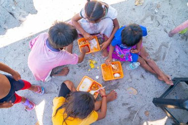 Semporna Borneo-Mayıs 11 2019; Bu küçük pastoral tropikal adada aç çocuklar hevesle kapmak ve turistler kalan gıda yemek. Yoksulluk, ihmal, politika, insanlar, toplum, konut makaleleri desteklemek için yararlıdır,