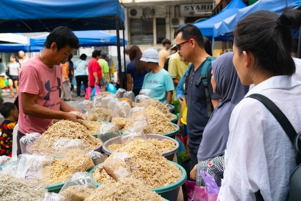 Dried fish seller in Kota Kinabalu Sunday market. — Stock Photo, Image