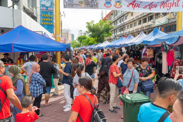 Kota Kinabalu Gaya Street mercado dominical gente multitud entre t — Foto de Stock