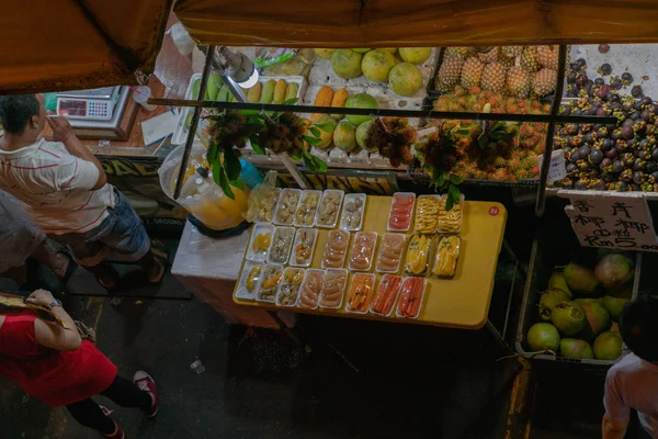 Éjszakai utcai piac a helyiek Kota Kinabalu, Sabah Malajzia. — Stock Fotó