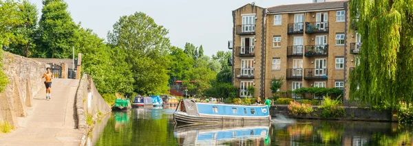 Viajantes em barcaça de rio transformá-lo em Regents Canal como jovem — Fotografia de Stock