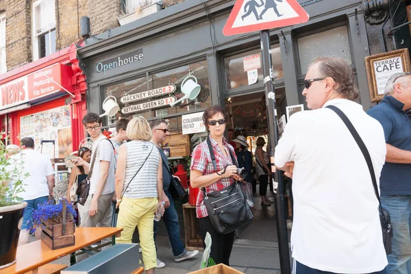 Folla tipica in Columbia Street Domenica Mercatini di fiori — Foto Stock