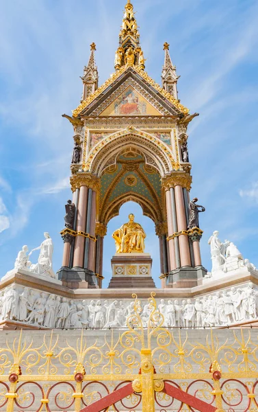 Ornate Albert Memorial in Kensington Gardens, London — Stock Photo, Image