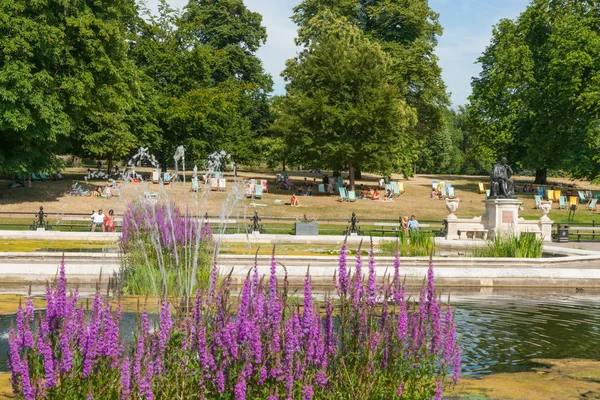 Ornamental Italian Gardens in Kensington Gardens with bronze sta — Stock Photo, Image