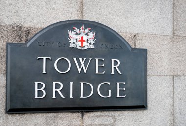 Şehir şehir arması taş üzerine monte ile Londra Tower Bridge işareti