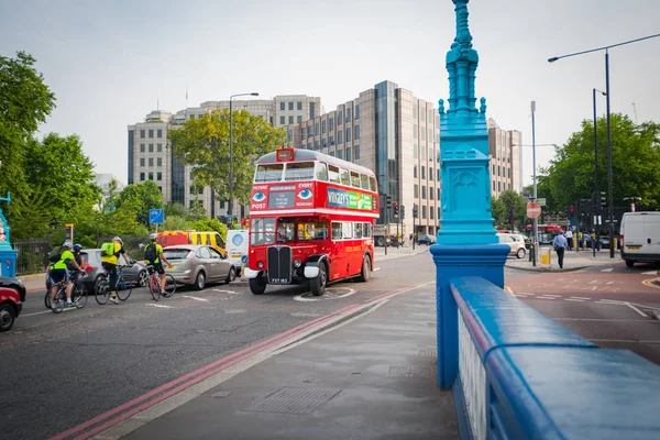 Altmodischer roter Doppeldecker-Touristenbus aus der Kriegszeit in London — Stockfoto