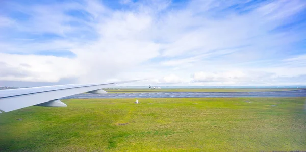 Landingsbanen en vliegtuigen van Auckland Airport — Stockfoto