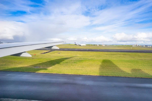 Durch das Flugzeugfenster auf der Landebahn des Flughafens Auckland — Stockfoto