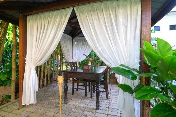 Tropikal iç ev tasarımı