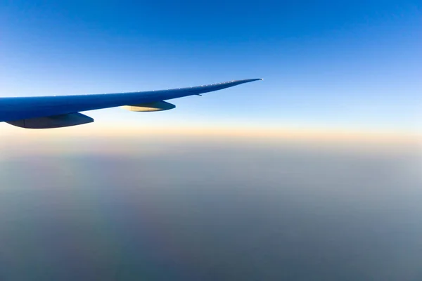 Reizen met luchtvervoer vliegtuig vleugel — Stockfoto
