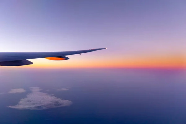 Reizen met luchtvervoer vliegtuig vleugel — Stockfoto