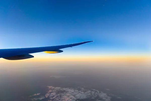 Reizen met luchtvervoer vliegtuig vleugel — Stockfoto