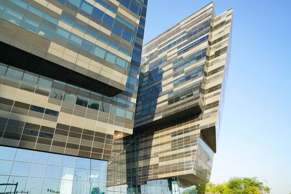 Al Hitmi, moderní kancelářská budova s pozoruhodnou skleněnou fasádou s — Stock fotografie